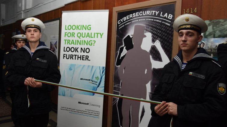 Морски IT офицери учат как да се справят с кибератаки