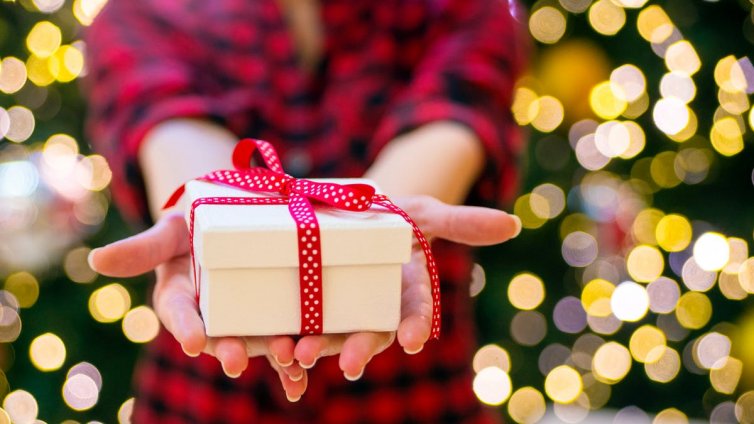 Как и защо млади момчета раздават от кола подаръци по улиците на София?