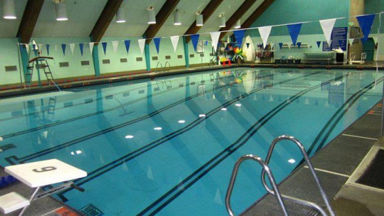 Нудисти си спретнаха Световно първенство по плуване