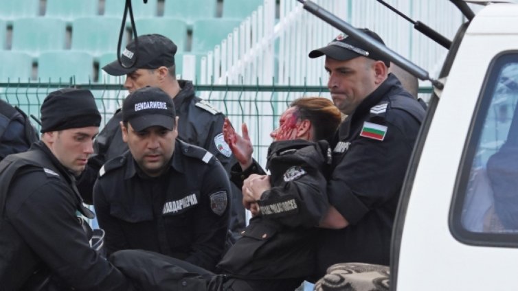 Задържаха фена, ранил полицаи на мача ЦСКА - Левски