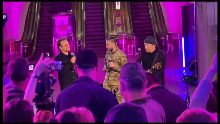 Изненада в киевското метро: Рок легендата Боно пя за мира в Украйна (ВИДЕО)