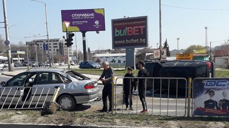 Кола се обърна след катастрофа във Варна (СНИМКИ)