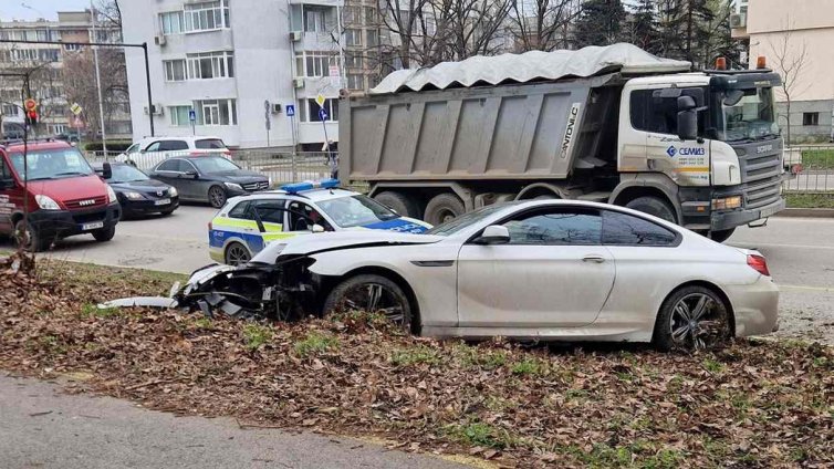 Кола излетя от пътя на бул. &bdquo;Левски&ldquo; във Варна, шофьорът бил надрусан