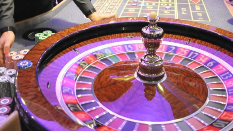 Въоръжен ограби казино в Дупница