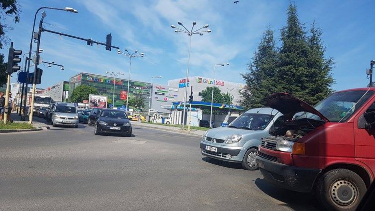 Катастрофа причини задръстване по бул. &bdquo;Владислав Варненчик&ldquo; (Обновена)