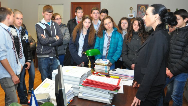 Гимназисти влязоха в храма на Темида