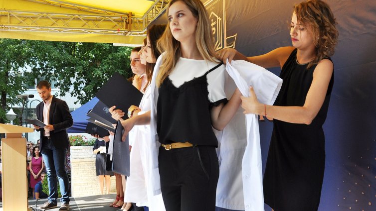 Новите студенти на МУ Варна положиха клетва за посвещение в медицината