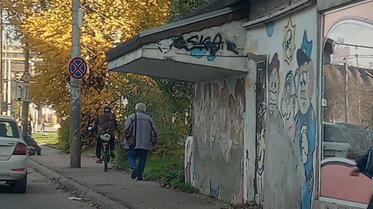 Варненци сигнализират за опасна козирка на бул. "Сливница“