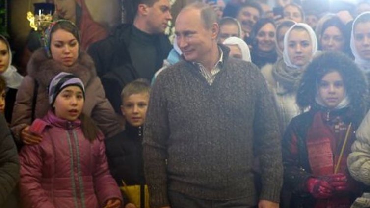 Путин посрещна Рождество в селски храм 