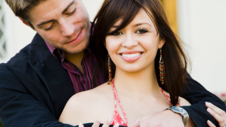 Топ знаците, че той си пада по вас