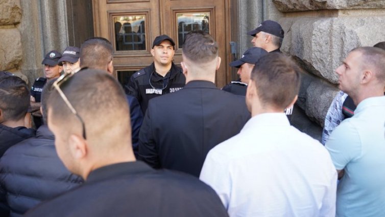 Цирк пред ЦИК: ДПС на Доган и Новото начало на Пеевски спорят кой ще бъде пръв