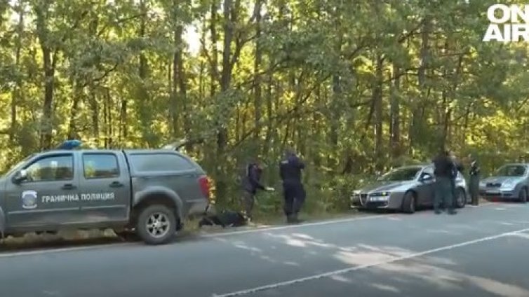Заловиха мигранти след гонка с полицията от Пловдив до София (ВИДЕО)