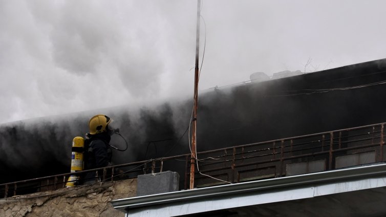 Двама пострадаха при пожар в таван срещу Руското консулство (СНИМКИ)
