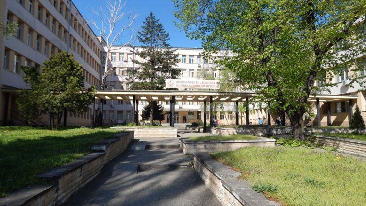 Скандал за баничка прати дете и мъж в болница