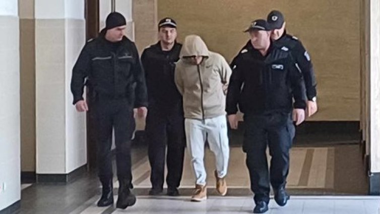 Фен пропуска раждането на детето си, полицай го видял да пали буса