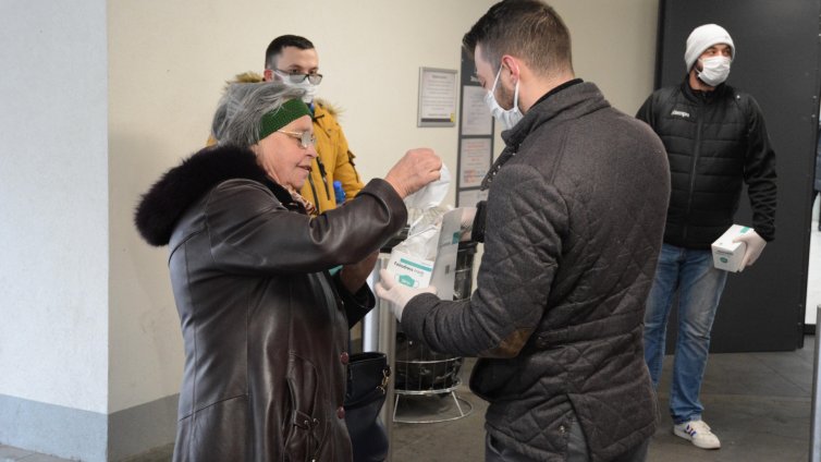 Раздадоха маски на възрастни хора във Варна