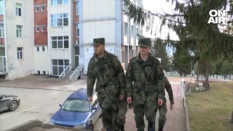 Доблестни мъже: Курсанти намериха раница със "сериозна сума". Върнаха я!