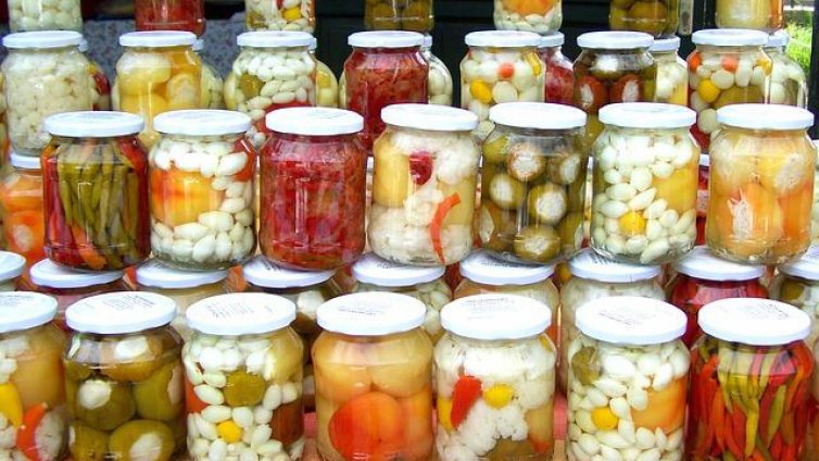 Митничари конфискуваха буркани с туршия – пълни с цигари