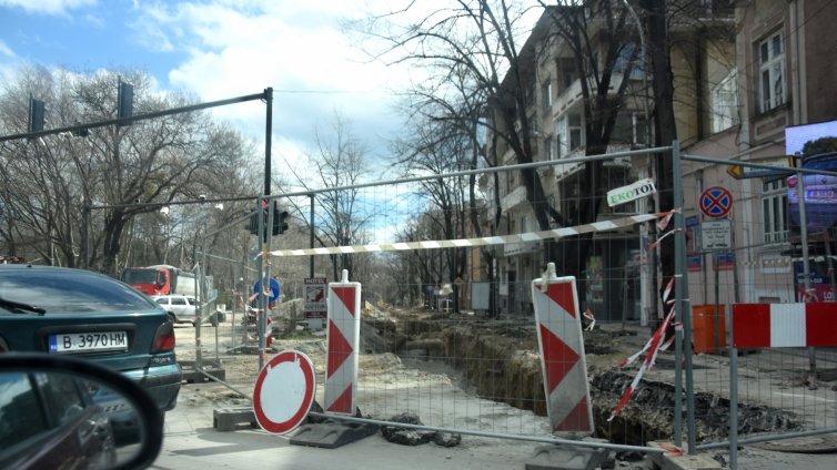 Отварят едното платно на бул. "Приморски" до края на март