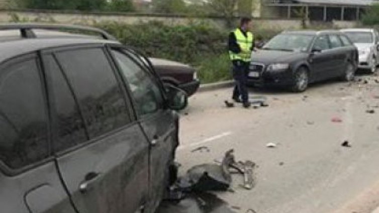 Пияна удари 11 автомобила и избяга
