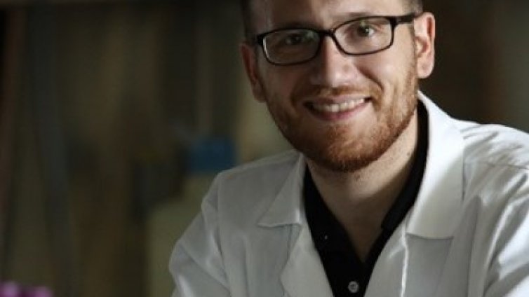 Млад медик от Разград следи в САЩ за безопасността на ваксината на Pfizer