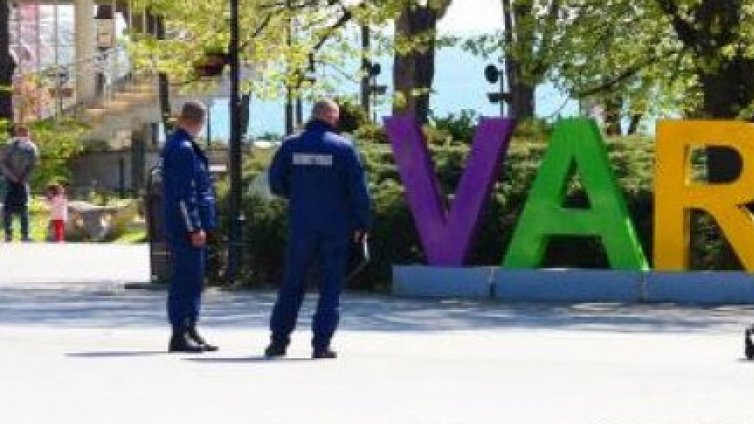 Спипаха четирима мъже и три жени с наркотици за ден във Варна