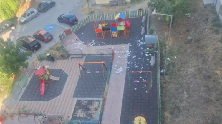Детска площадка в "Кайсиева градина" се превърна в сметище (СНИМКА)