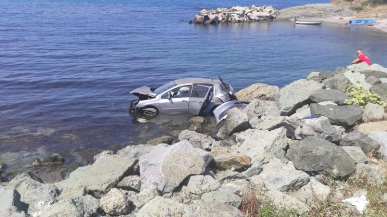 Кола далдиса в морето, шофьорът е пострадал