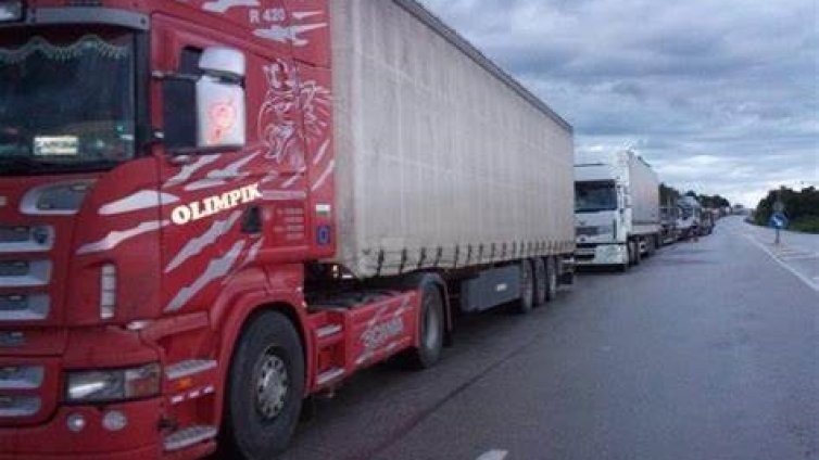 До 18 ч. днес ще бъде ограничено движението на автомобили над 12 т на АМ "Хемус"