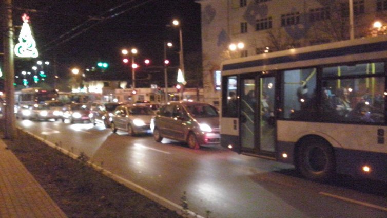 Задръстване блокира центъра на Варна (СНИМКИ)