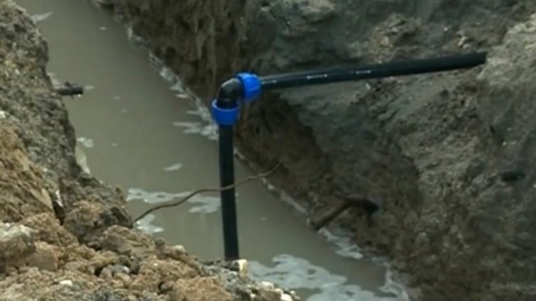Жена падна в 2-метров необезопасен изкоп за водопровод  