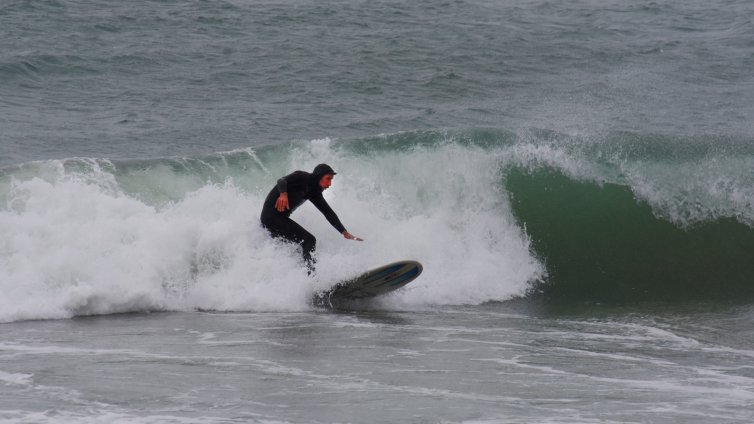 Сърфист укротява вълните на плажа във Варна (СНИМКИ)