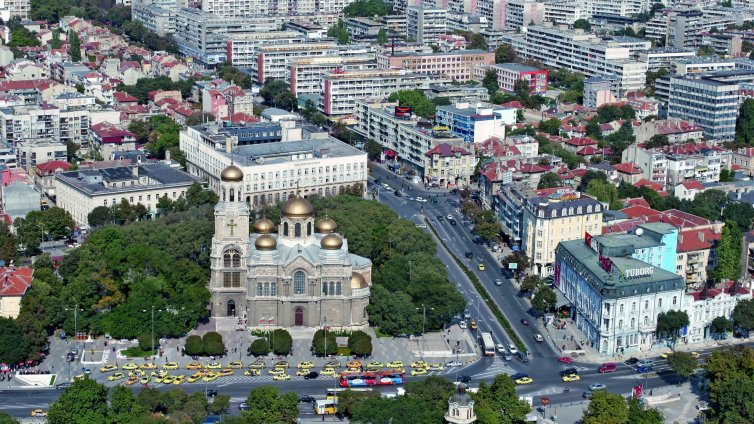 Затварят центъра на Варна утре