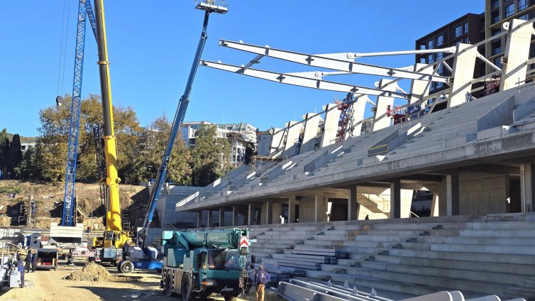 Започна монтажът на конструкциите за козирките на стадион „Арена Варна“ (ВИДЕО)