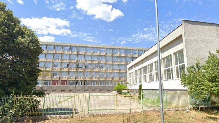 Родители и ученици със спешен апел до Коцев: 400 семейства търпят резултатите от проблемите с училището