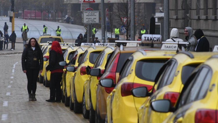 Таксиметровите шофьори планират масов протест