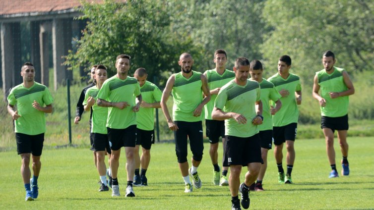 Трима тренират на облекчен режим в Черно море
