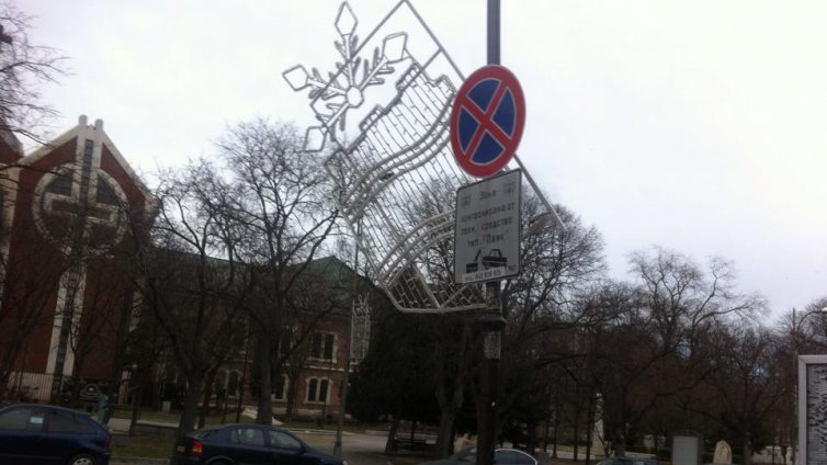 Вятърът събори и коледна украса във Варна (СНИМКИ)