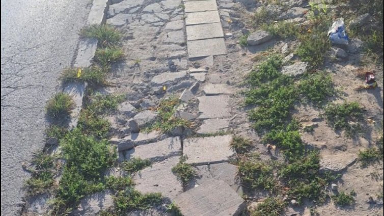 Варненски майки призовават за спешен ремонт на тротоара край детска градина
