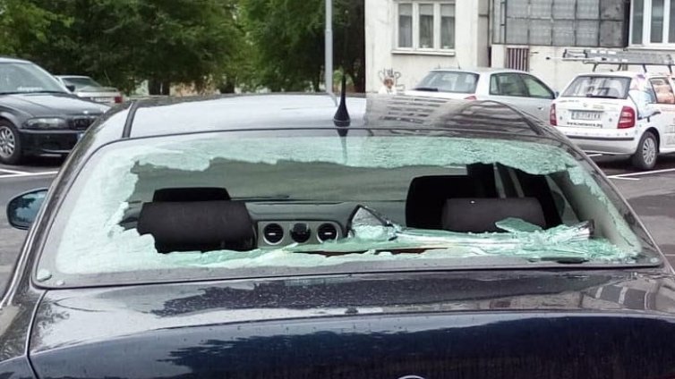 22-годишен разби задното стъкло на шкода във Варна