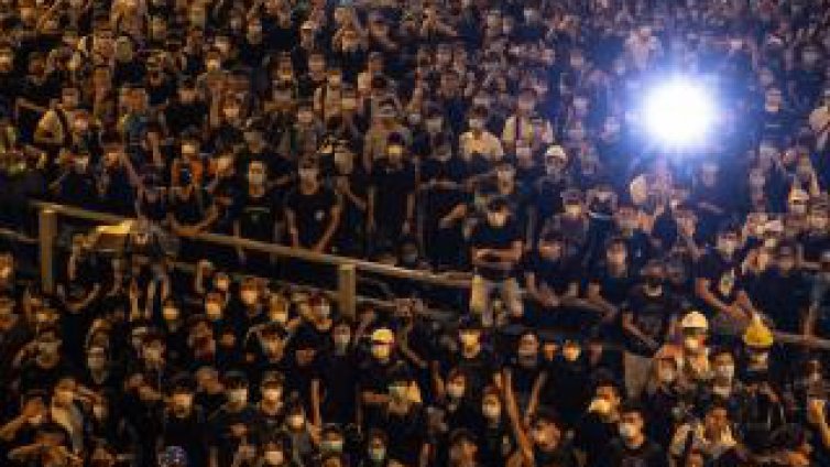 Демонстранти блокираха пътища в Хонконг, десетки полети бяха отменени