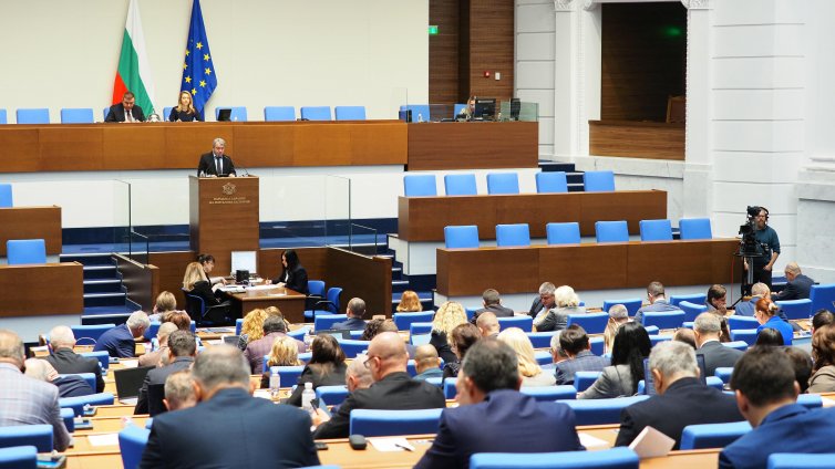 Депутатите отхвърлиха ветото на Радев за "Лукойл" 