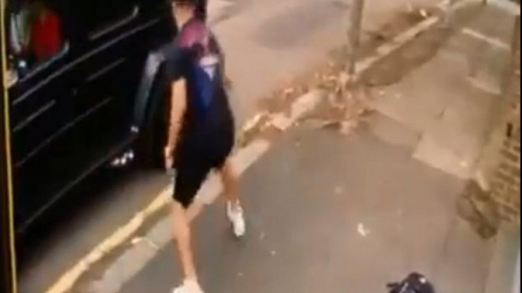 Въоръжени нападнаха колата на  Месут Йозил в Лондон