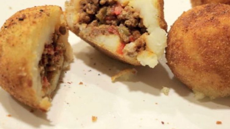 Пълнени картофи с кайма, лук и грах