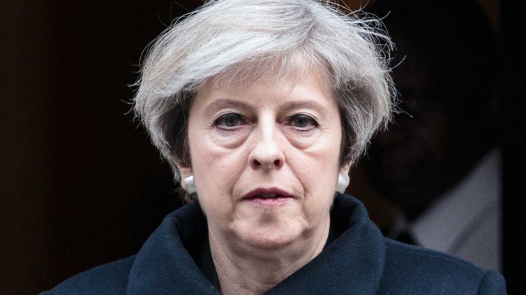 Мей си отдъхна... засега. Чакат я нови битки по пътя към Brexit  
