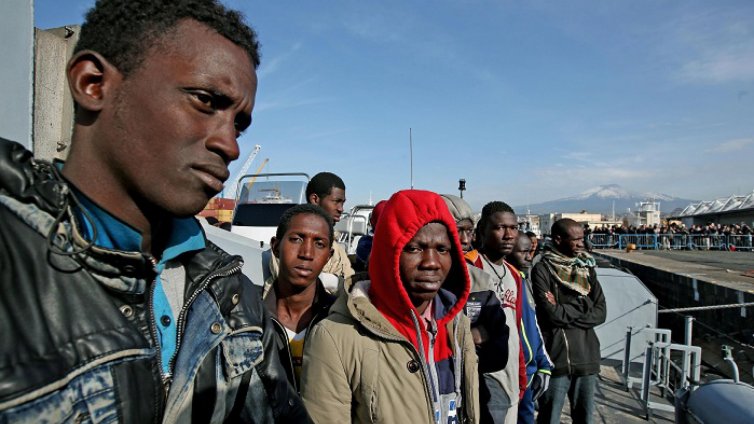 Ловджии намерили бежанци - завели ги на кръчма