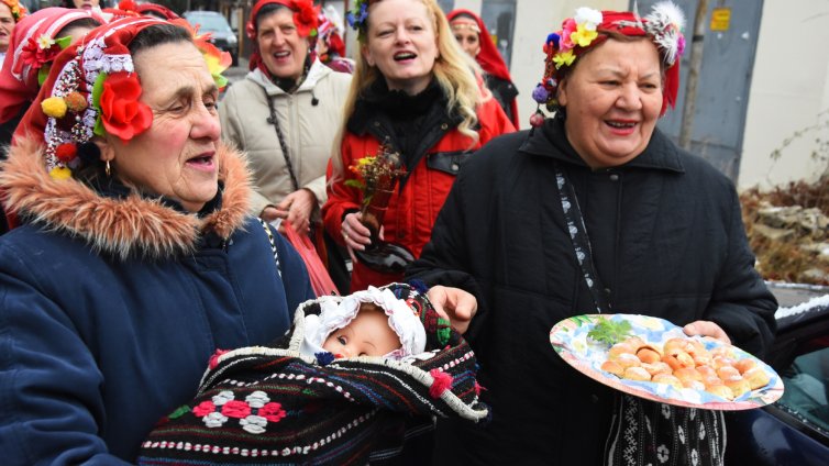 На Бабинден във варненското село Тополи винаги е цветно (СНИМКИ)