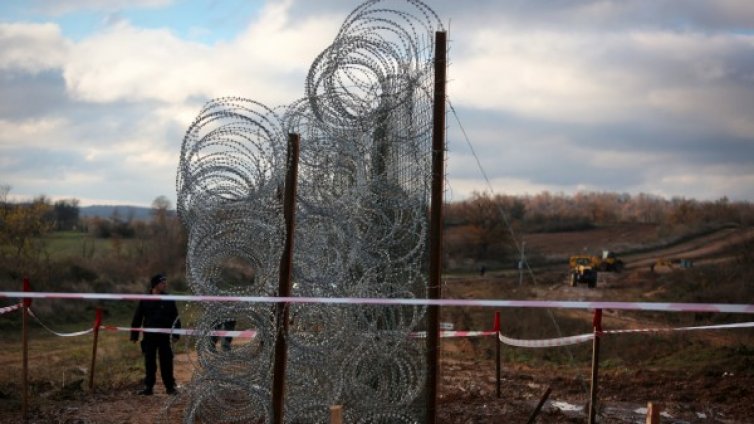 Бави се градежът на оградата на границата с Турция