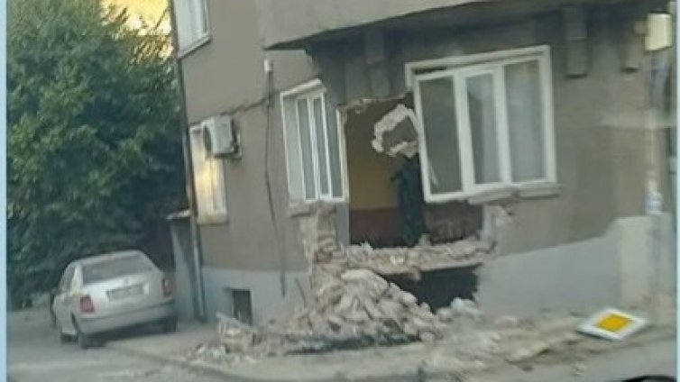 17-годишно момче загина, след като се вряза с джип в къща