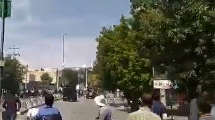 Размирици в Иран: Накривен хиджаб, убита млада жена в ареста и… хаос!